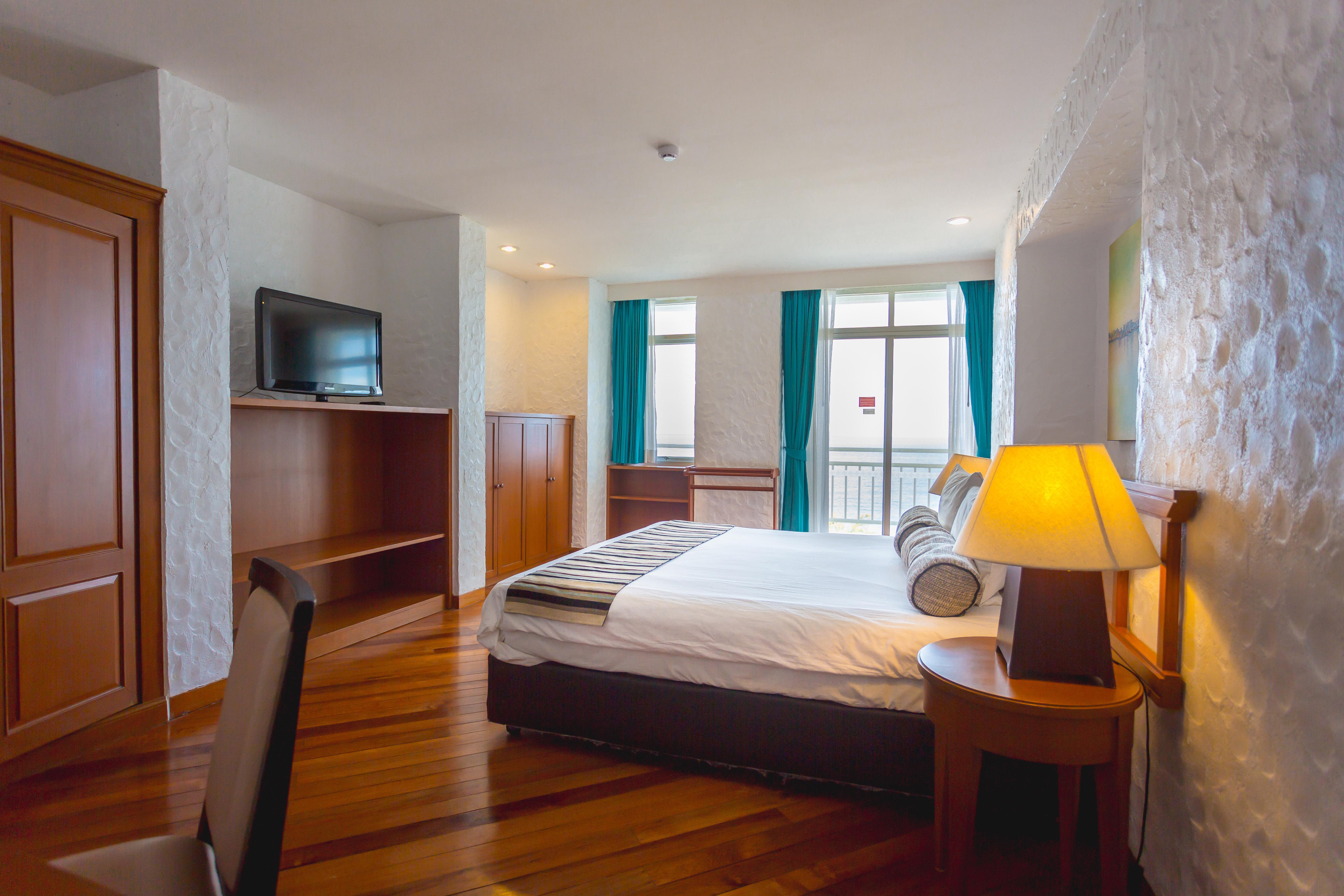 Waterfront Suites Phuket By Centara Karon Exterior foto