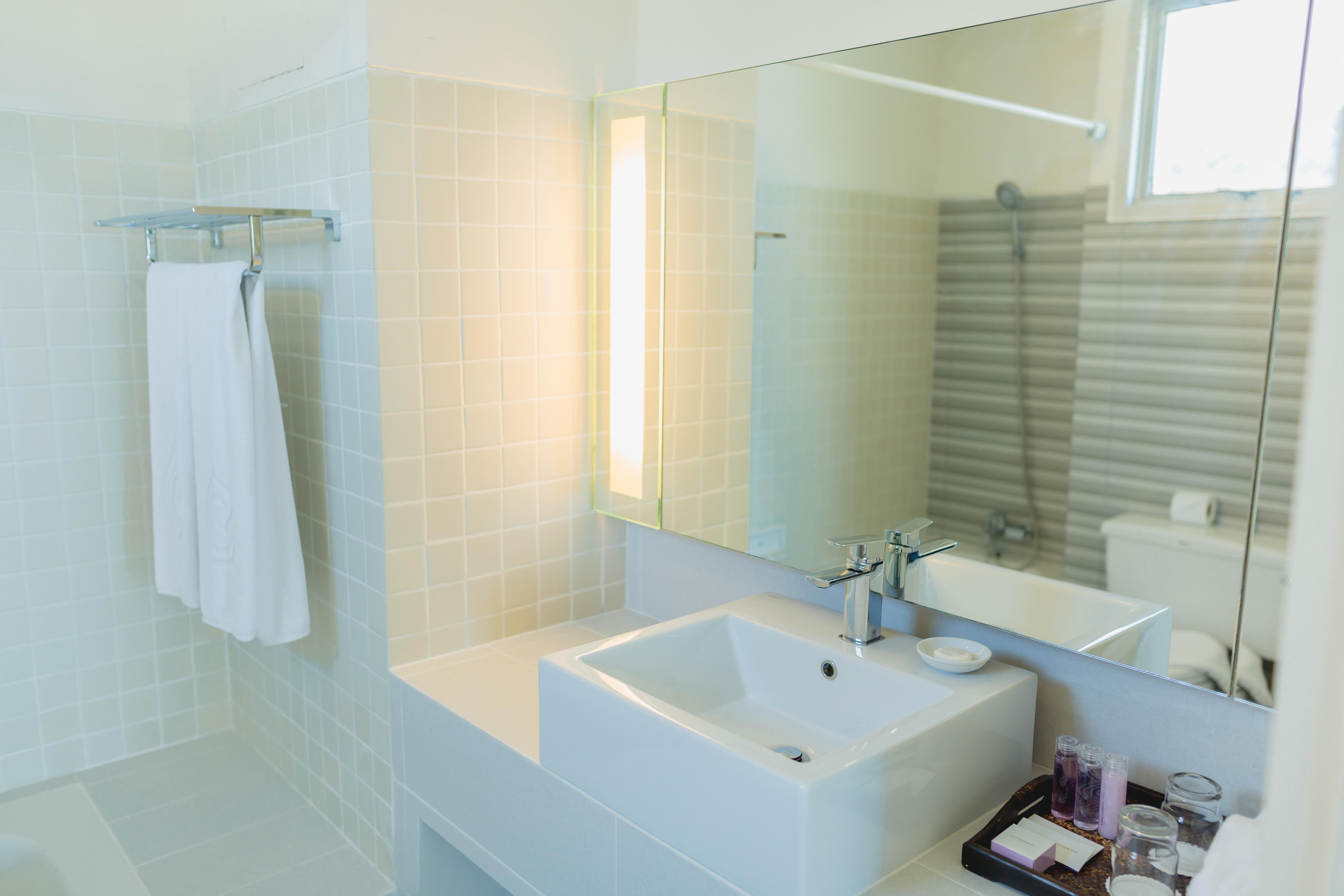 Waterfront Suites Phuket By Centara Karon Exterior foto
