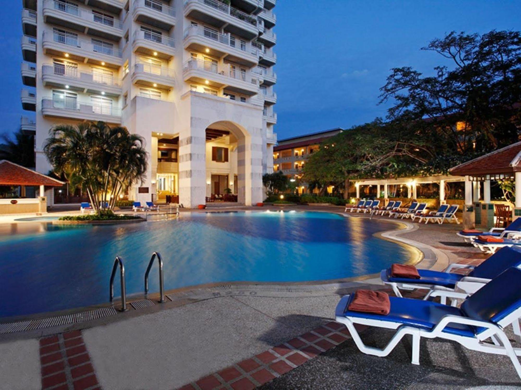 Waterfront Suites Phuket By Centara Karon Exterior foto